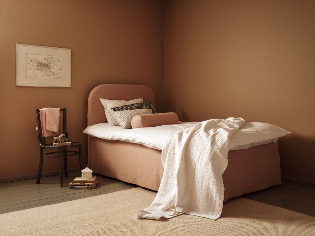 Das Kaino-Bett mit elegantem Full Skirt-Bettvolant und dem runden Kopfteil Basic Round.